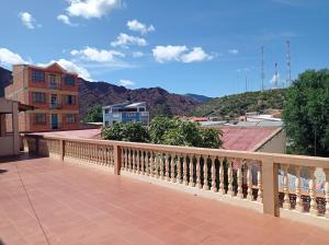 图皮萨Hostal Aramayo的阳台享有城市和山脉的景致。