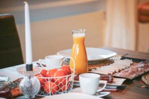 波尔琴巴赫尼霍夫餐厅酒店的一张桌子,上面放着一盘食物和一瓶橙汁