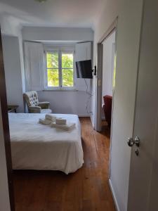 里斯本Pilar - Alfama River View的卧室配有床、椅子和窗户。