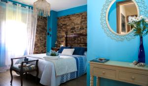 巴雷罗斯鲁米乡村民宿 - 仅限成人的一间蓝色卧室,配有一张床和镜子