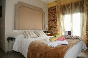 巴雷罗斯鲁米乡村民宿 - 仅限成人的一间卧室配有一张床,上面有两条毛巾