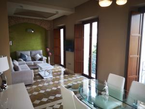 塞维利亚Luxury Apartment with views to Alcazar, Cathedral and Giralda.的客厅配有玻璃桌和沙发