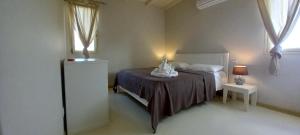 萨尔雷KatlantiK Ca Madeira Deluxe的一间卧室配有一张床和一张带台灯的桌子