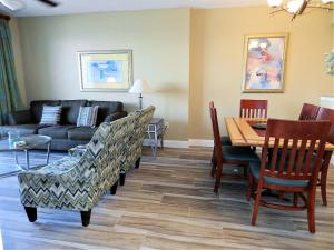 代托纳海滩3 BR Direct Oceanfront Condo Wyndham Ocean Walk Resort - Daytona Funland 1023的客厅配有沙发和桌椅