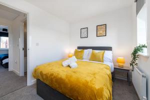 林肯The Holt - 2 Double Bedrooms with Parking的一间卧室配有一张带黄色床单的大床