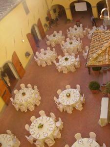 瓦尔的圣卡西亚诺Tenuta Il Corno Agriturismo的享有带桌椅的房间的顶部景色