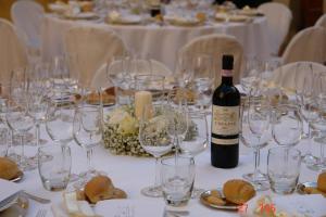 瓦尔的圣卡西亚诺Tenuta Il Corno Agriturismo的一张桌子,上面放着眼镜和一瓶葡萄酒