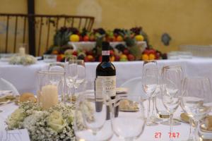 瓦尔的圣卡西亚诺Tenuta Il Corno Agriturismo的一张桌子上摆放着一瓶葡萄酒和酒杯