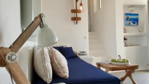 阿诺梅拉Antheia Suite of Mykonos的客厅配有蓝色的床和灯