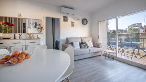 塞古德卡拉斐R96 - Apartamento Jocelyne cerca de la playa的白色的客厅配有桌子和沙发