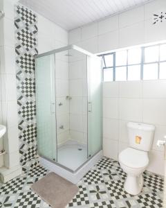 埃尔多雷特Eldopalm Guesthouse的带淋浴和卫生间的浴室