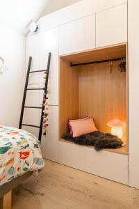 OnhayeGîtesdesignemoi entre Design et émotion - la perle的儿童卧室配有双层床和梯子