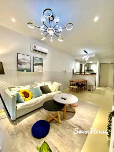 Premium Swanhouse no.SiX with 3bedrooms Condo的休息区