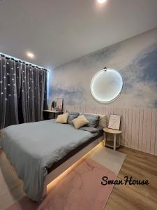 诗巫Premium Swanhouse no.SiX with 3bedrooms Condo的一间卧室配有一张大床和镜子