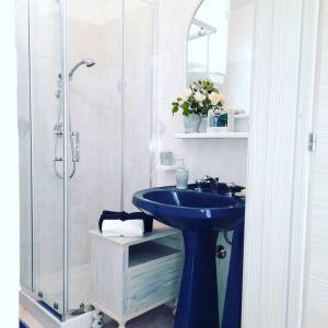 弗卢米尼马焦雷A casa di Nonna IUN Q2951的浴室配有蓝色水槽和淋浴。