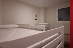 布尔戈斯Hostel Trovadores的白色卧室配有大床