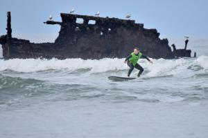 圣特罗让莱班勒库雷酒店的海浪冲浪的人
