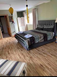MyshallPeaceful的一间卧室配有一张床,铺有木地板