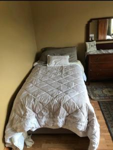 MyshallPeaceful的卧室内的一张带白色棉被的床