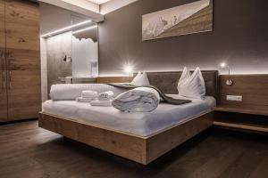 VorderstoderLandhotel Stockerwirt的一间卧室配有带毛巾的床