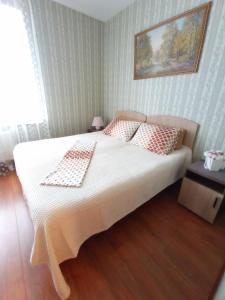 戈里亚奇克柳奇2х комнатная квартира на аллее сосен的卧室配有一张带两个枕头的大白色床