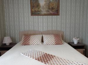 戈里亚奇克柳奇2х комнатная квартира на аллее сосен的卧室内的一张带两个枕头的床