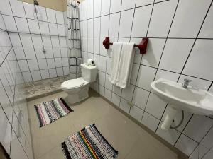 托尔图格罗Cabañas Daneysha的一间带卫生间和水槽的浴室