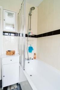 奇德尔休姆Turves Place, 3 Bedroom property/near MCR Airport的白色的浴室设有浴缸和淋浴。