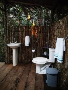 莱蒂西亚Glamping Amazonas的一间带水槽和卫生间的浴室