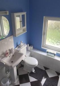 Isham4 Bedroom House For Corporate Stays in Kettering的浴室配有白色卫生间和盥洗盆。