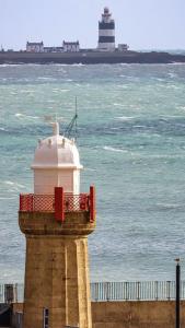 邓莫尔东Sandy Cove的一座灯塔,背景是一座灯塔