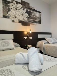 代米耶尔戴米尔酒店的客房设有两张床和一张带毛巾的桌子。