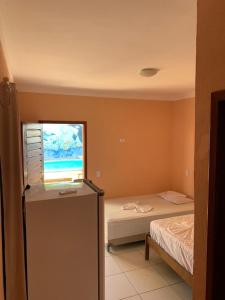 卡诺格布拉达Chalé do Aldo的一间小卧室,配有床和窗户