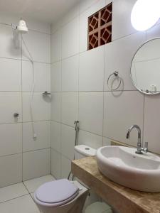卡诺格布拉达Chalé do Aldo的白色的浴室设有卫生间和水槽。