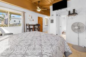 圣地亚哥甜美日落一室公寓的一间卧室配有一张大床和风扇