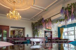 蒂斯河畔斯托克顿Parkmore Hotel & Leisure Club, Sure Hotel Collection by BW的餐厅设有桌子和鲜花
