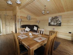 格里姆斯顿Hayfields的木制用餐室配有桌子和沙发