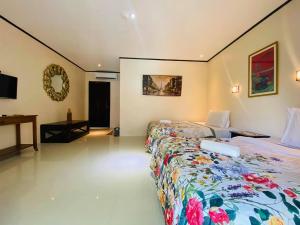 马比尼本特利娜潜水度假酒店的酒店客房设有两张床和电视。