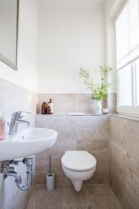 富伦多夫费瑞豪斯齐福赛格51号度假屋的浴室配有白色卫生间和盥洗盆。