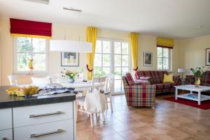 富伦多夫费瑞豪斯齐福赛格48号度假屋的厨房和带黄色窗帘的客厅