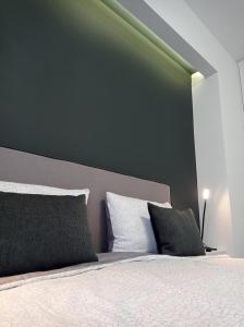 帕特雷NY Central 1的一间卧室设有绿色墙壁和一张床