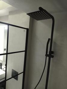 帕特雷NY Central 1的浴室设有镜子和墙上的灯