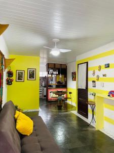 普拉亚弗朗西丝Condomínio Portais do Francês- Apto - PRAIA DO FRANCÊS/AL的客厅设有黄色的墙壁和沙发