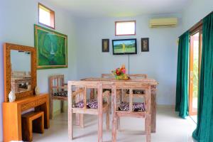 AbeansemalKarauci Homestay的一间带木桌和椅子的用餐室