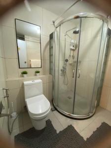 碧瑶CedarPeak215的带淋浴和白色卫生间的浴室