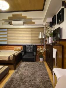 碧瑶CedarPeak215的客厅配有床、沙发和电视。