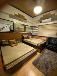 碧瑶CedarPeak215的一间带两张床的卧室和地毯