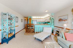 罗丹特Oceanside Fun 952 RR的带沙发的客厅和厨房