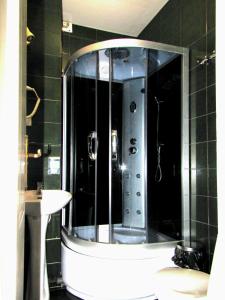 基希讷乌贝拉多纳酒店的一间带大镜子和淋浴的浴室