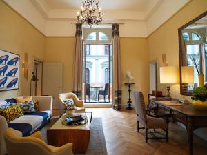 佛罗伦萨萨沃伊罗科·福尔蒂酒店的客厅配有沙发和桌子